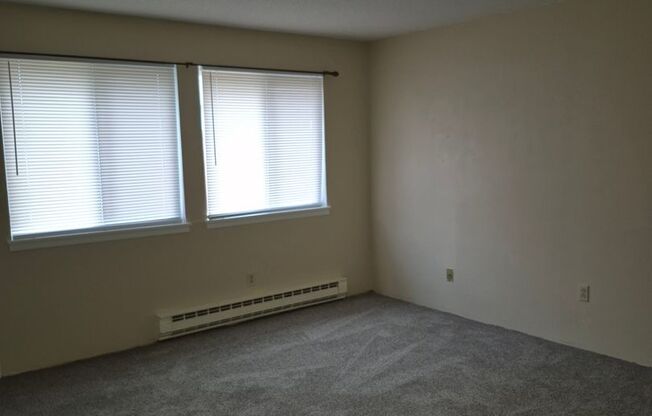 2 beds, 1 bath, 792 sqft, $1,000, Unit #22