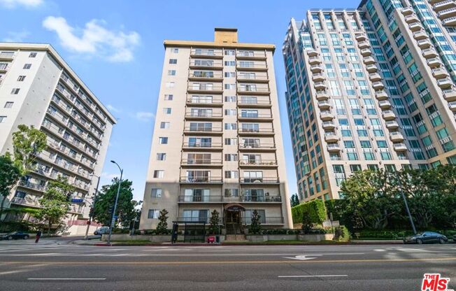 2 beds, 2 baths, 900 sqft, $4,000, Unit 806