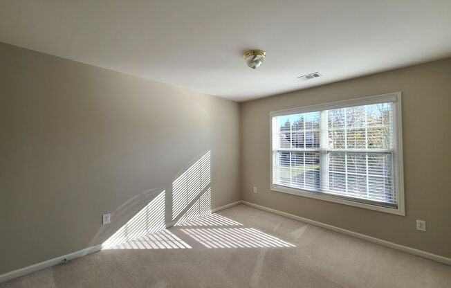 5 beds, 3 baths, $2,695