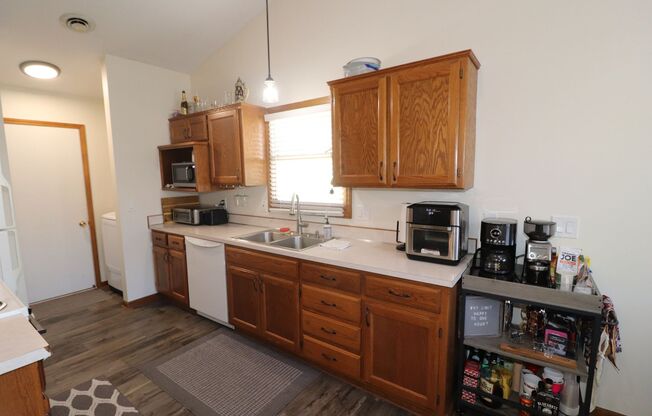 3 beds, 2 baths, $1,650