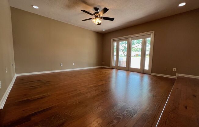 Audubon Park 2/2 Corner Unit Villa with Lakefront Amenities!