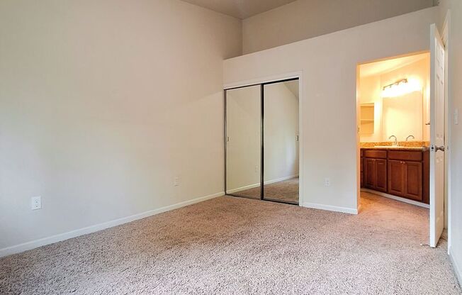 Great Second Floor 2bd Condo With Pool in Gated Complex