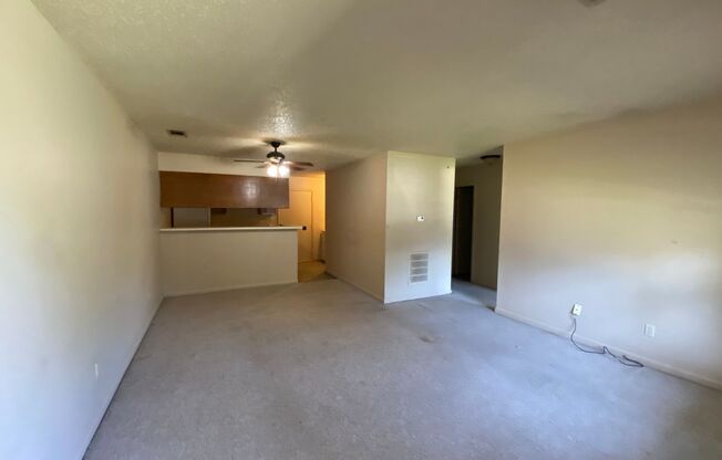 2 beds, 1 bath, $950, Unit B