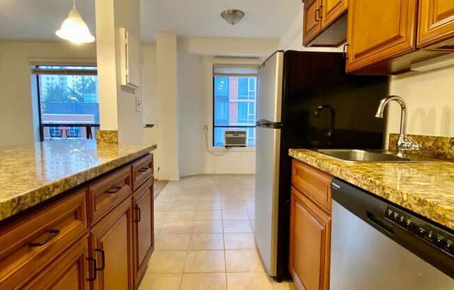 1 bed, 2 baths, 692 sqft, $2,295, Unit 0512