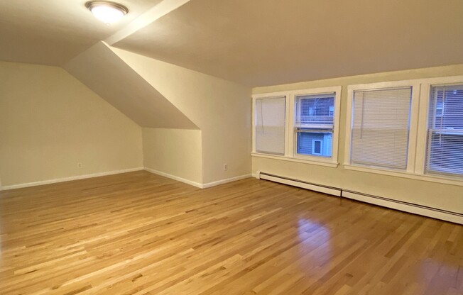 2 beds, 1 bath, $2,600, Unit 3