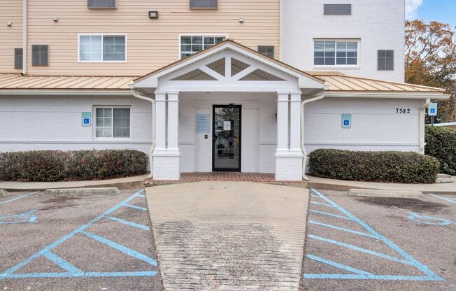 Studio, 1 bath, $1,185, Unit 330