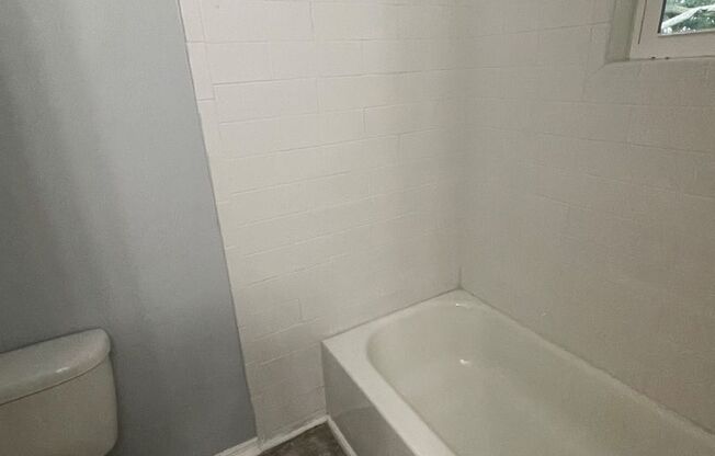 3 beds, 1 bath, 1,260 sqft, $1,250, Unit 548 w 25th Street