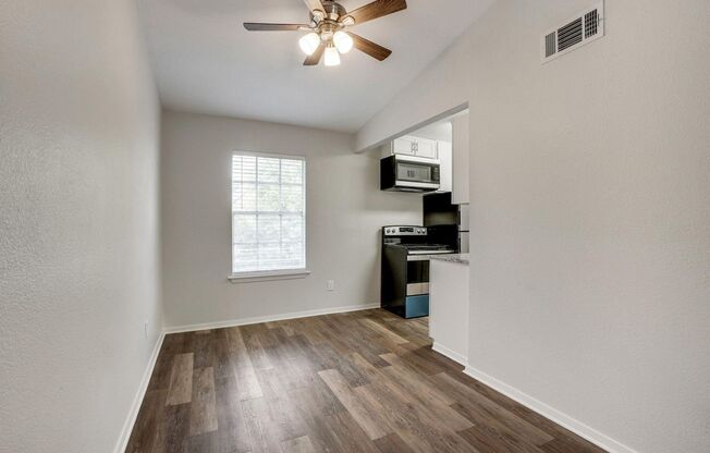 2 beds, 1 bath, 810 sqft, $1,100, Unit 102