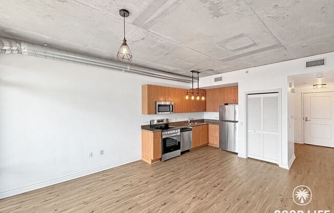 Gorgeous Studio W/ W/D, A/C, Balcony, Rooftop Deck, Gym, Jacuzzi with City views!!