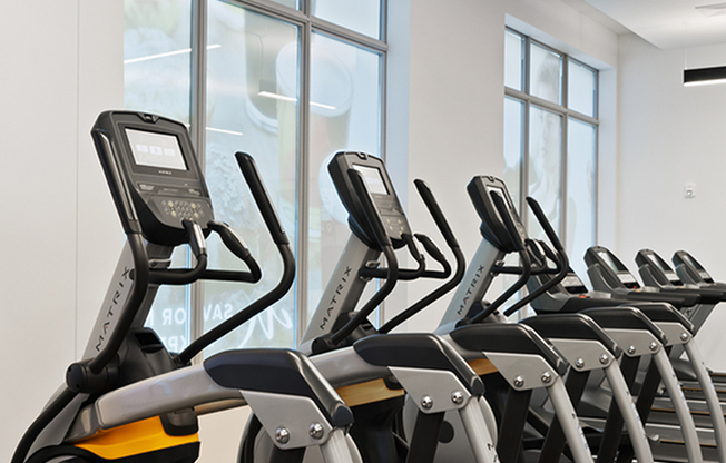 Expansive fitness center with cardio stations
