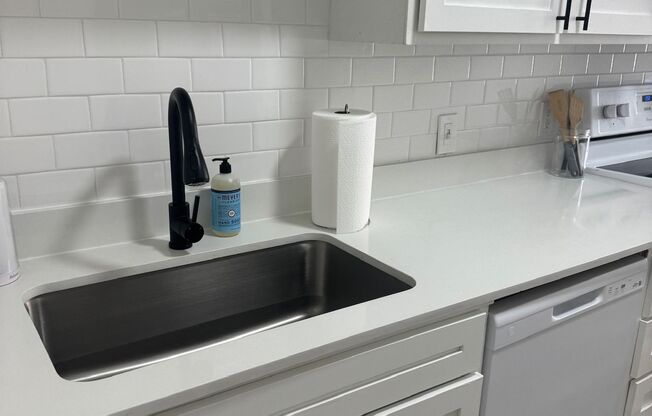2 beds, 1 bath, 950 sqft, $1,295, Unit B5
