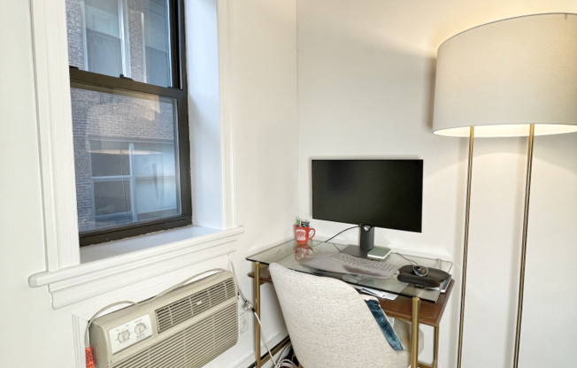 429 W 24 ST