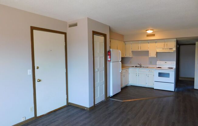 2 beds, 1 bath, $700, Unit 230 Broadview - Apt D