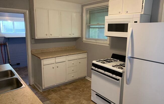 2 beds, 1 bath, $995