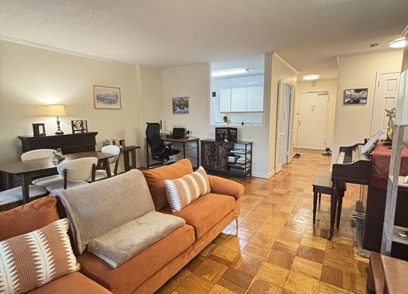 1 bed, 1 bath, 823 sqft, $3,600, Unit 7O