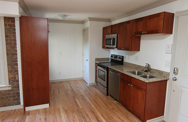 916 W TRINITY