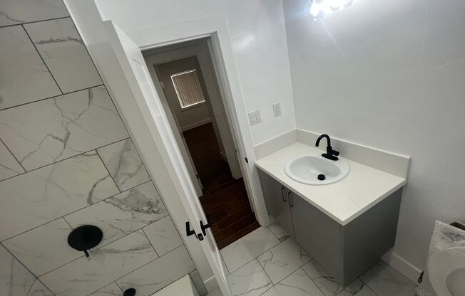 MANHATTAN LUXURY APARTMENTS LLC