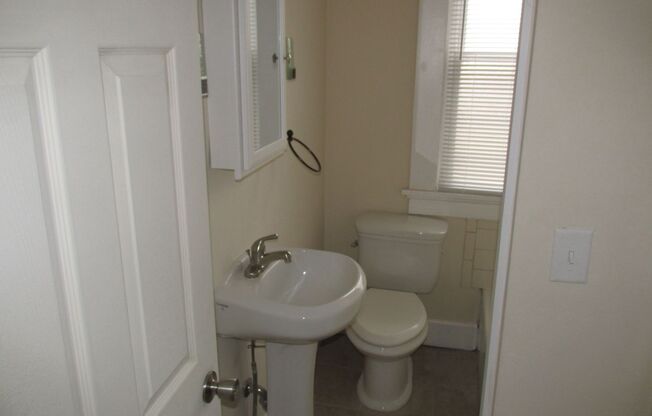 2 beds, 1 bath, 1,075 sqft, $1,200, Unit 403