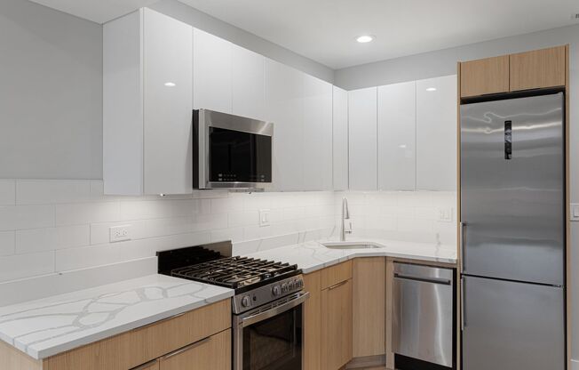 3 beds, 1 bath, 670 sqft, $2,200, Unit 1556-1L
