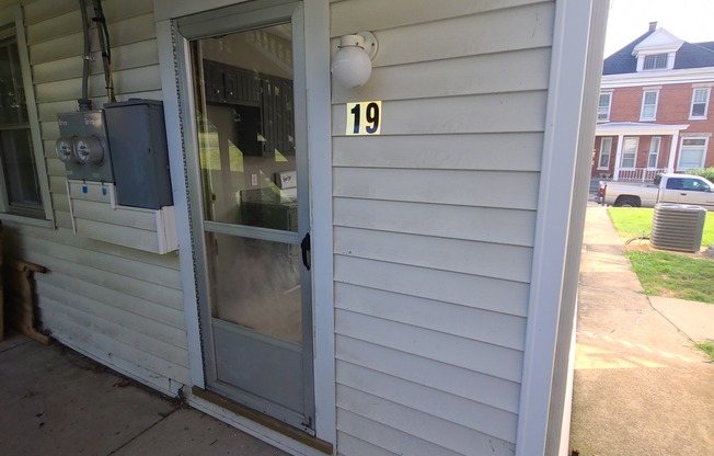 19 E North St