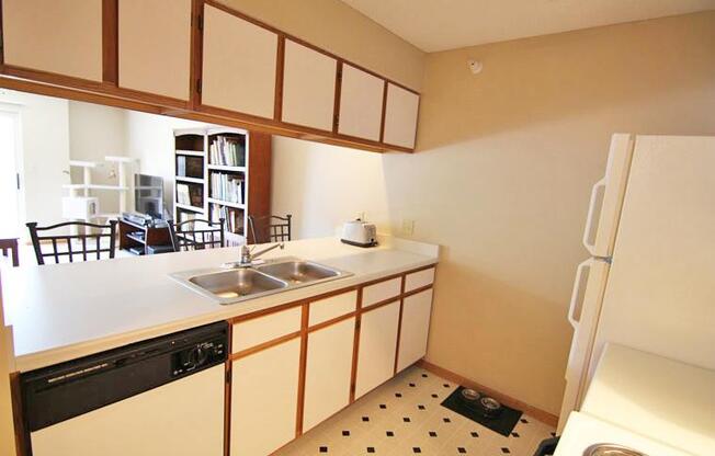 Interiors-Skyline View Apartments Kitchen in Lincoln NE