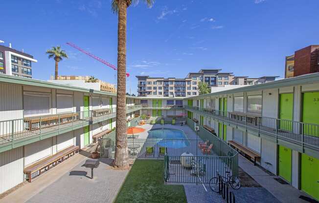 Community courtyard at The Continental Apartments in Phoenix AZ Nov 2020 (5)