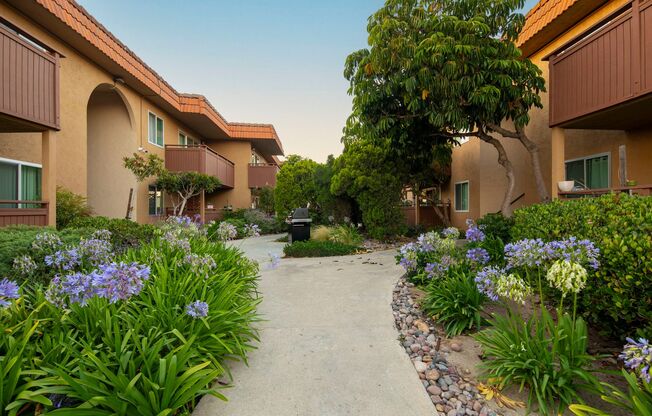 1 bed, 1 bath, 704 sqft, $2,095, Unit B-28