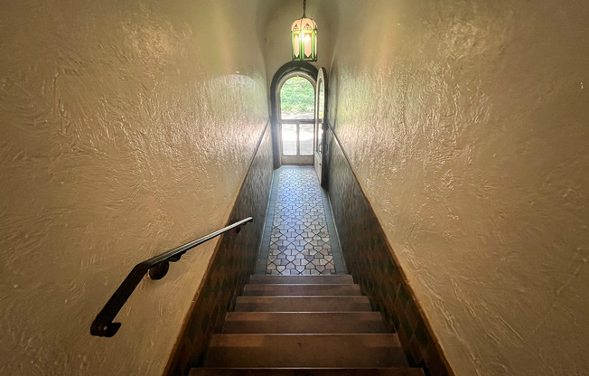Studio, 1 bath, 400 sqft, $805, Unit 303