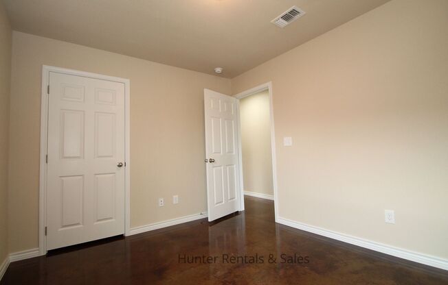 3 beds, 2 baths, $1,395, Unit Unit B