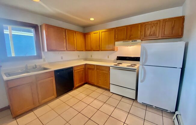 3 beds, 1 bath, $1,550, Unit 6