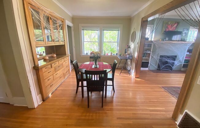 AVAILABLE JUNE - 6 Bedroom/2 Bathroom House in Lakeside