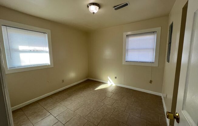 3 beds, 1 bath, $1,250