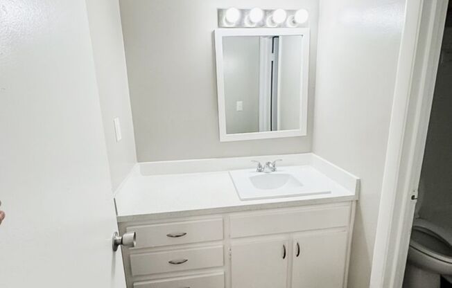 2 beds, 1.5 baths, 976 sqft, $1,250, Unit 2006-04