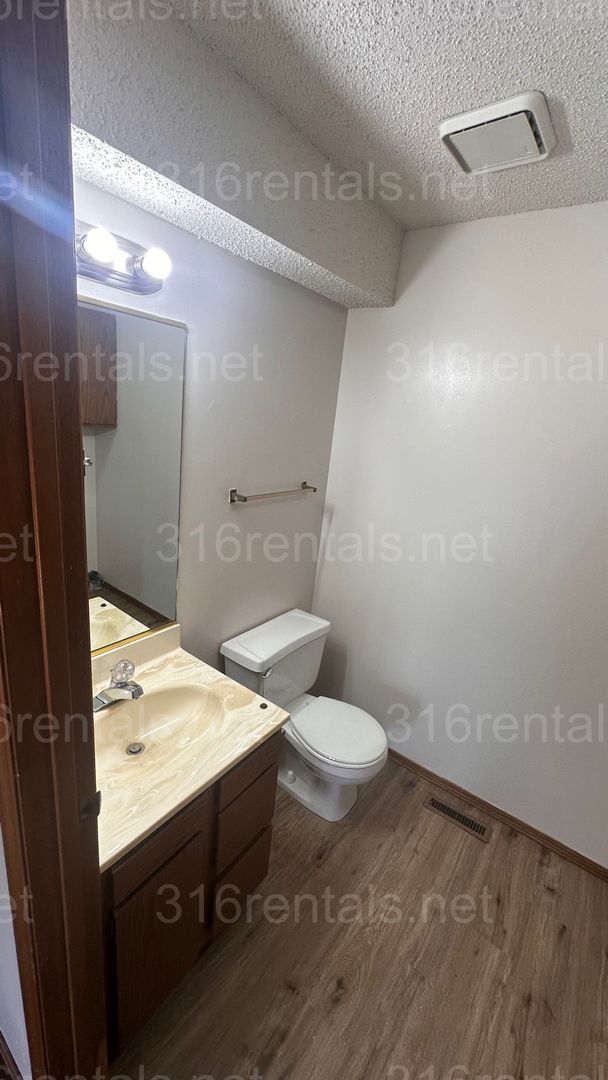 $895 - 2 bed 1.5 bath - Recently Remodeled Condo