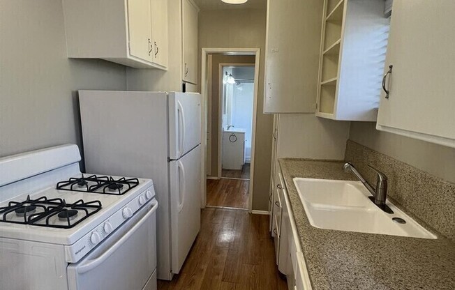 335 S LOS ROBLES AVE