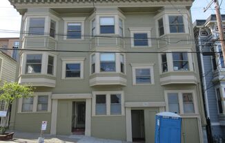 Remodeled Designer 1 Bedroom*Hardwood*Stainless*Custom Woodworking*Washer/Dryer in Unit*View*Open House**