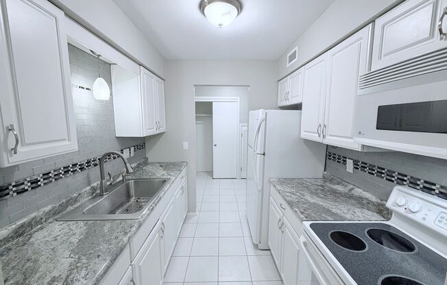 Large 1BR Condo with Patio, Heated Parking, Pool, Sauna & Tennis Courts!