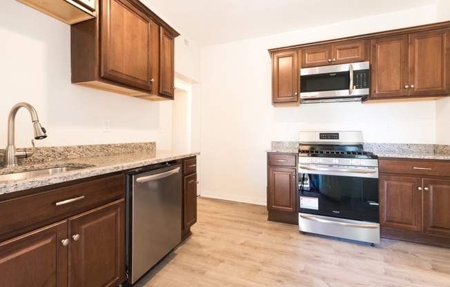 2 beds, 1 bath, $2,400, Unit 2