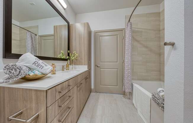 Bathroom With Bathtub at Retreat at the Rim, San Antonio, Texas