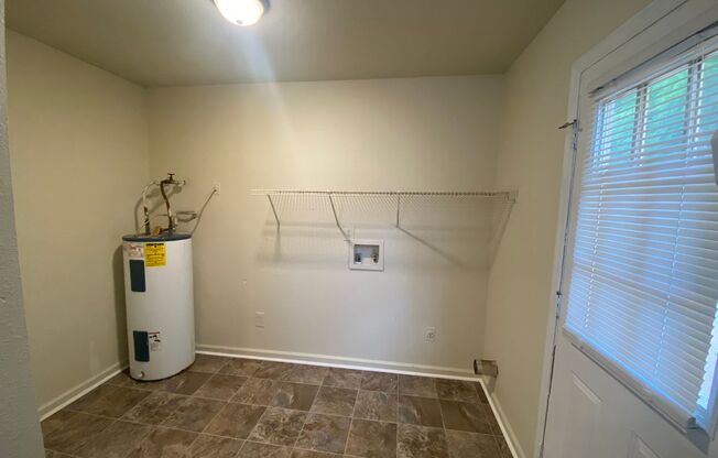 2 beds, 1 bath, $695, Unit A