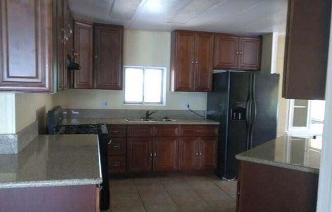 3 Bed / 2 Bath Manufactured Home in Hemet!