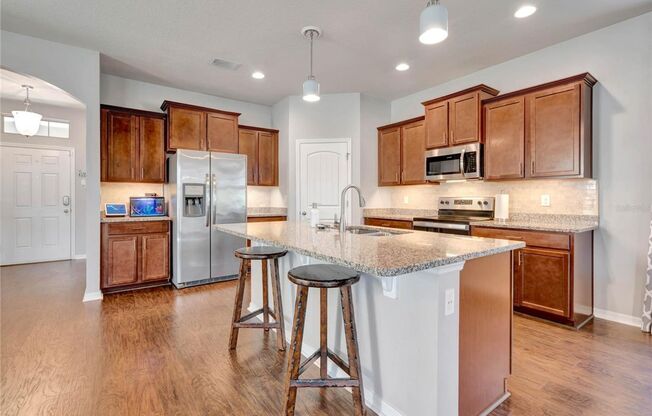 Horizon West beautiful single family 3 Beds 2/1 Bath with Extra Den and Fenced backyard