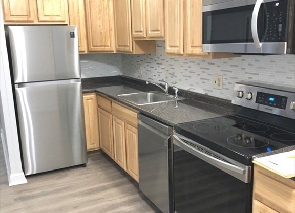 4 beds, 1 bath, 1,200 sqft, $5,600, Unit 3(2B)