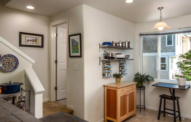 *2nd month of rent free!* Gorgeous Murrayhill Town Home in a community close to Shopping, Restaurants and Parks.