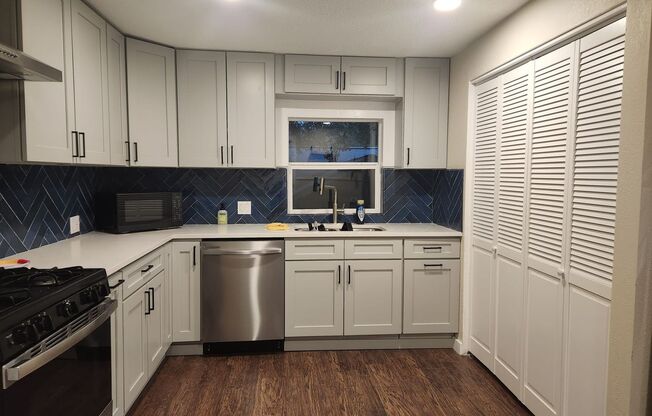 Large 5 Bedroom House in North Campus!