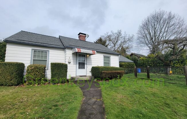 Beautiful 2 Bedroom 1 Bath House with Attached Garage and Huge Basement (Sellwood/WestMoreland)