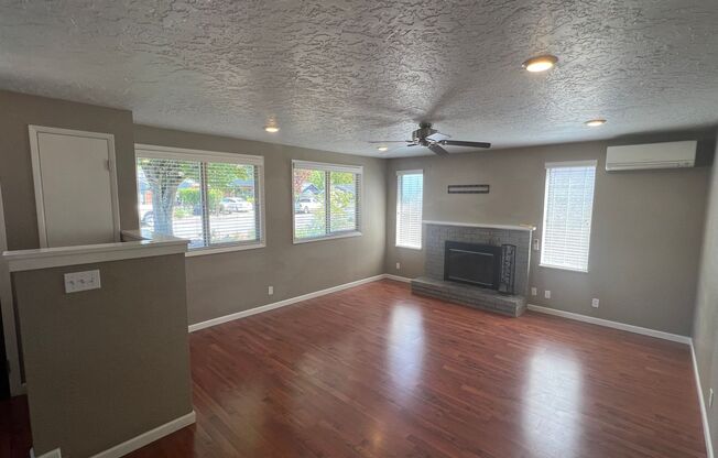 3 Bedroom / 2.5 Bath Home located in Springfield, OR is available NOW!