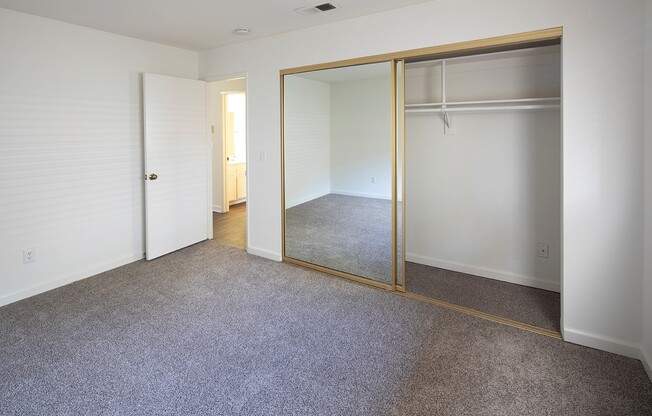 2 beds, 1 bath, 887 sqft, $2,480, Unit 60