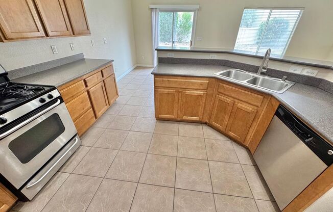 LOVELY 3 BEDROOM, 2.5 BATHROOM HOME LOCATED IN A BEAUTIFUL AND WELL-KEPT COMMUNITY.