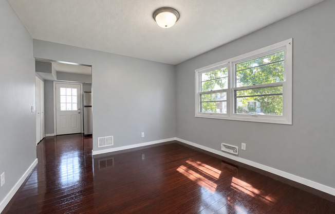 Spacious 6 Bedroom 2 Bathroom Single Family Home in St.Paul!